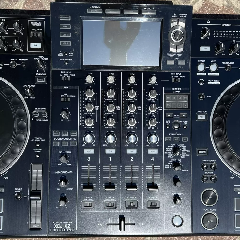 DJ ISSO　WHO'S NEXT ？ controller DJ AlphaTheta XDJ-AZ All-in-one - acquistare